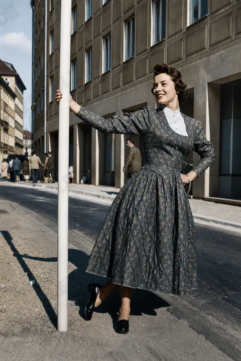 Lodenfrey-Modefoto mit gemustertem Kleid in Münchner Straße