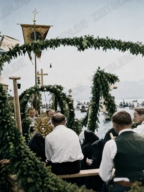 Religiöse Zeremonie auf einem Prozessionsboot im Chiemsee