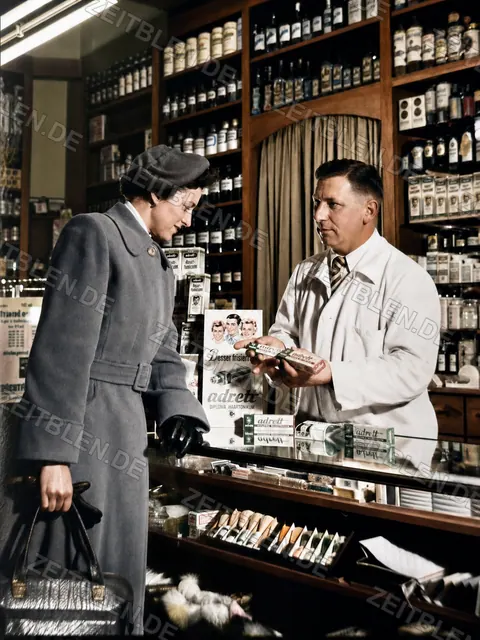 Werbeaufnahme für adrett-Haarpflege in einer Drogerie, 1956