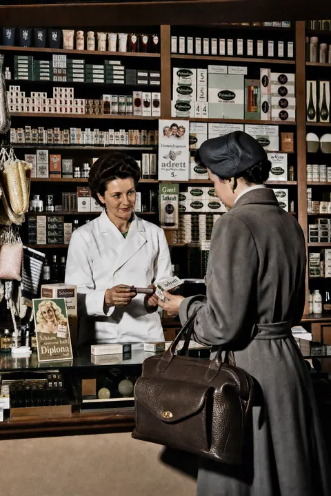 Kundenberatung für Haarpflege in einer Münchner Drogerie, 1956