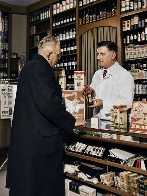Beratung für Haarpflegeprodukte in Münchner Drogerie, 1956