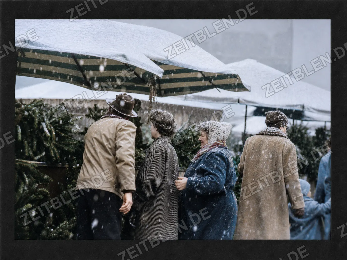 Kundschaft im Schneefall am Viktualienmarkt, 1956