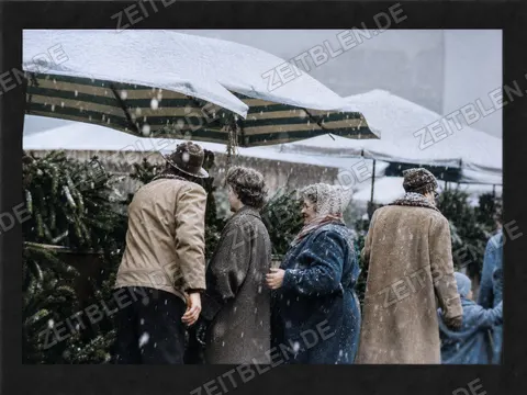 Kundschaft im Schneefall am Viktualienmarkt, 1956