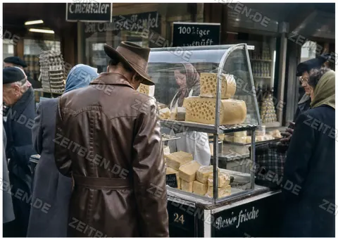 Käsestand am Viktualienmarkt in München, Frühjahr 1956