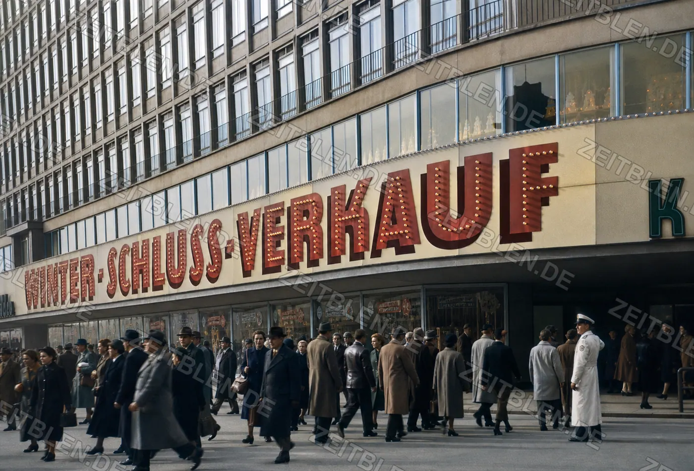 Winterschlussverkauf am Kaufhof am Stachus, München 1956