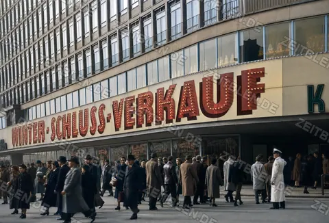 Winterschlussverkauf am Kaufhof am Stachus, München 1956