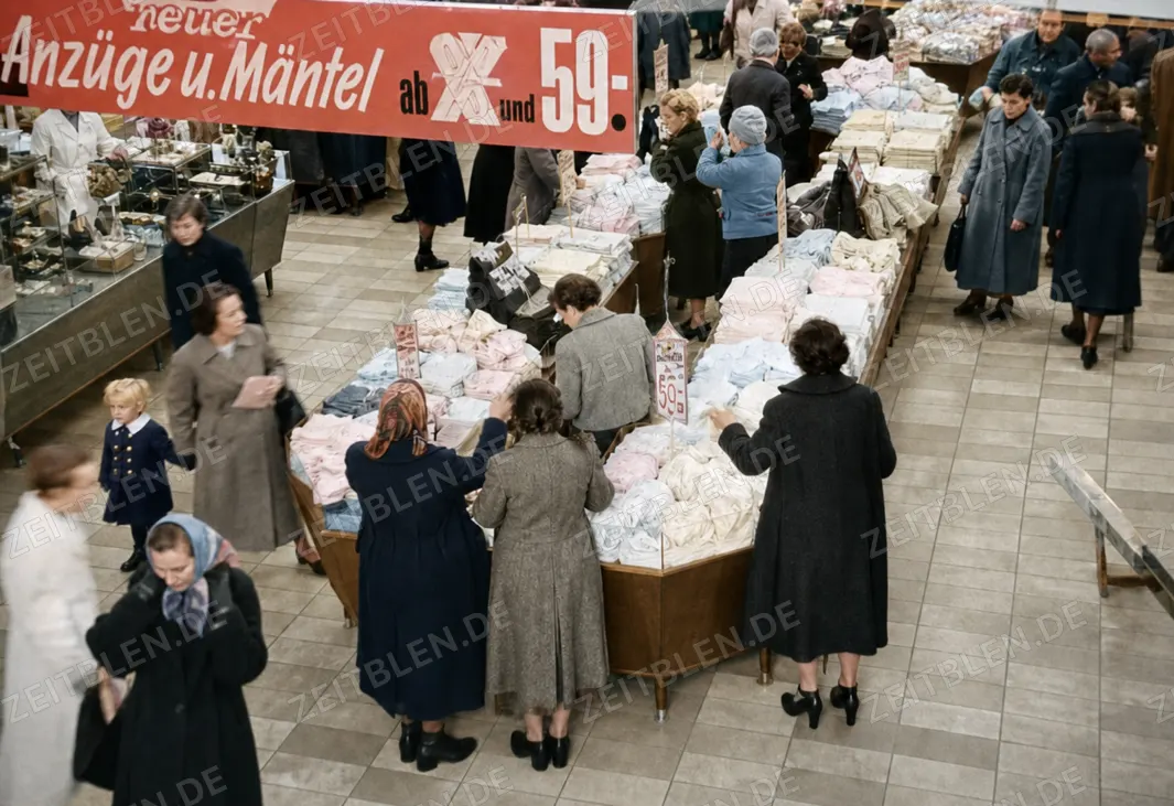 Textilverkauf beim Winterschlussverkauf im Kaufhof, 1956