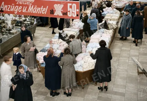 Textilverkauf beim Winterschlussverkauf im Kaufhof, 1956