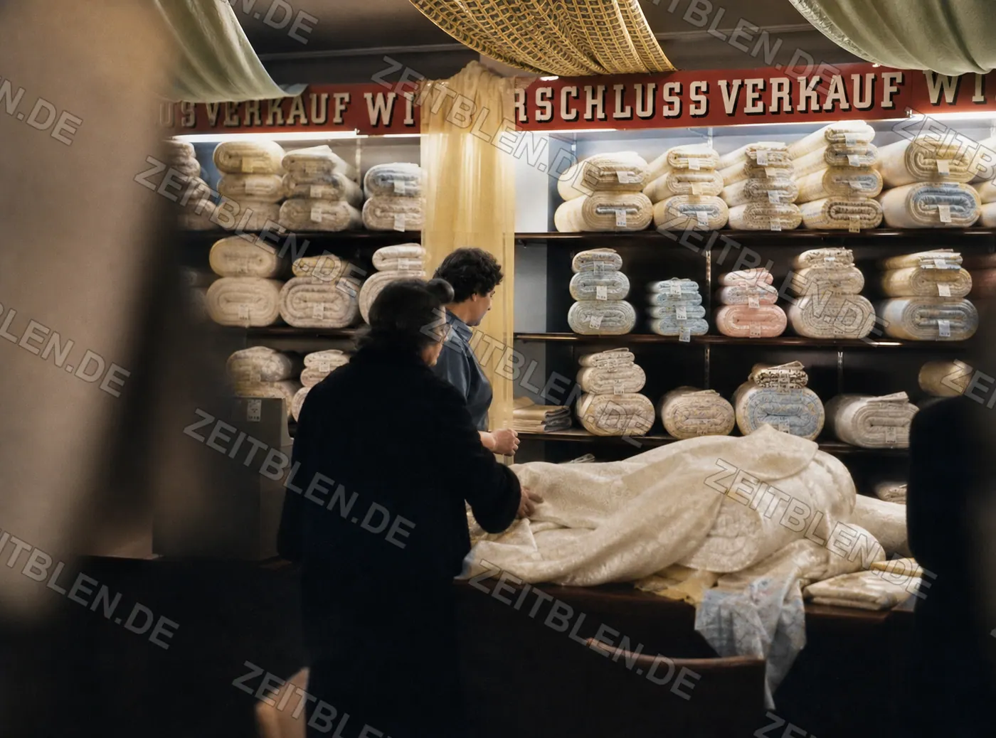 Bettwäsche und Decken im Kaufhof-Schlussverkauf, 1956