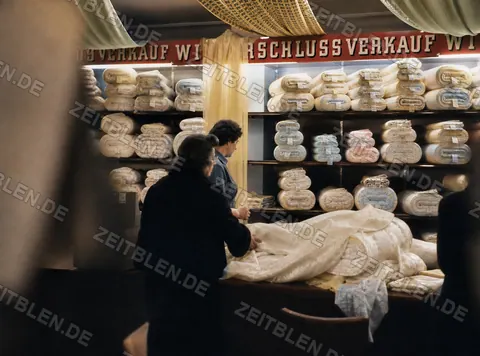 Bettwäsche und Decken im Kaufhof-Schlussverkauf, 1956