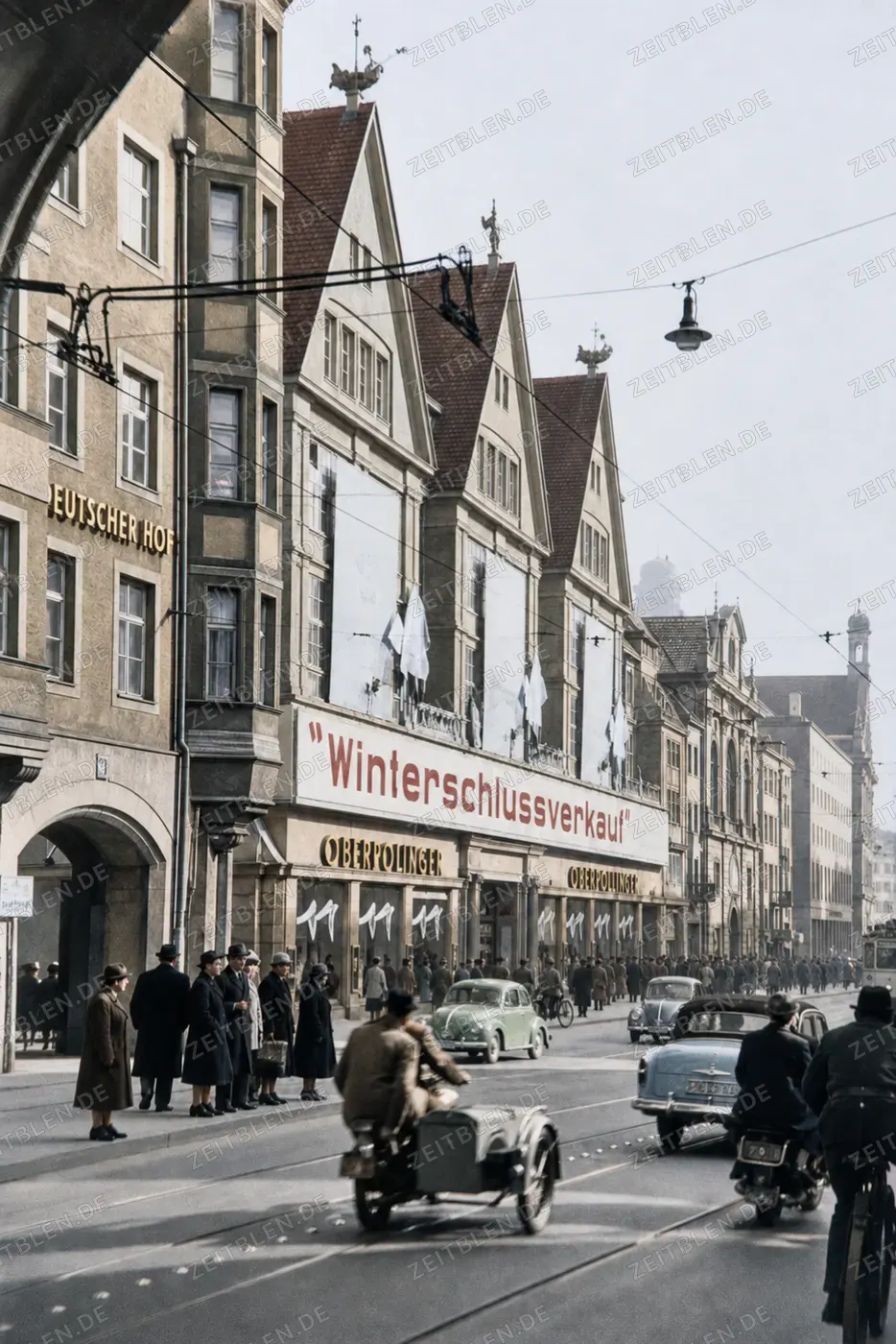 Winterschlussverkauf bei Oberpollinger mit Straßenverkehr, 1956