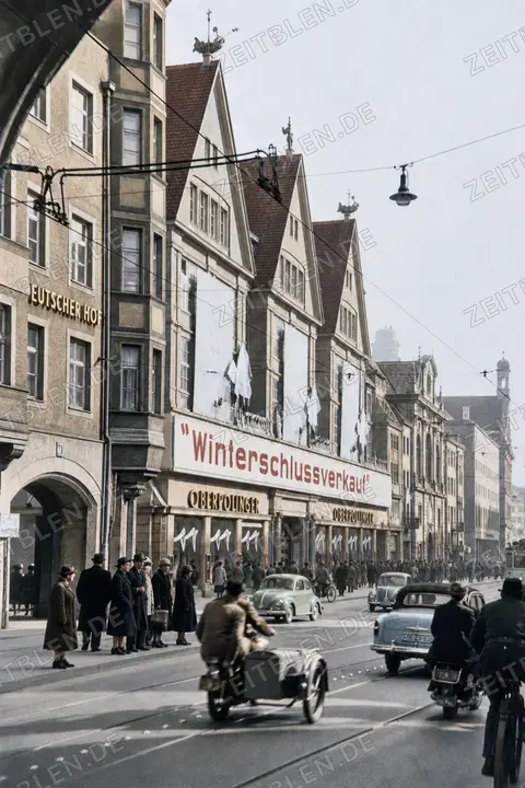 Winterschlussverkauf bei Oberpollinger mit Straßenverkehr, 1956