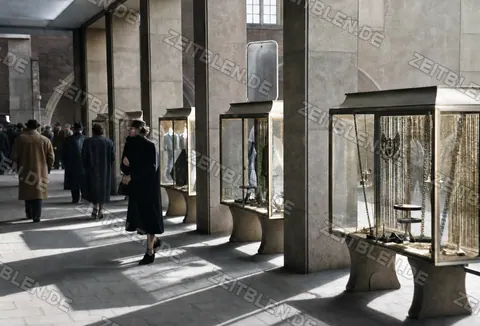 Schaufensterbummel im Münchner Geschäftsleben, 1956