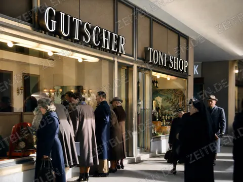 Schaufensterandrang vor Gutscher und Ton-Shop, 1956