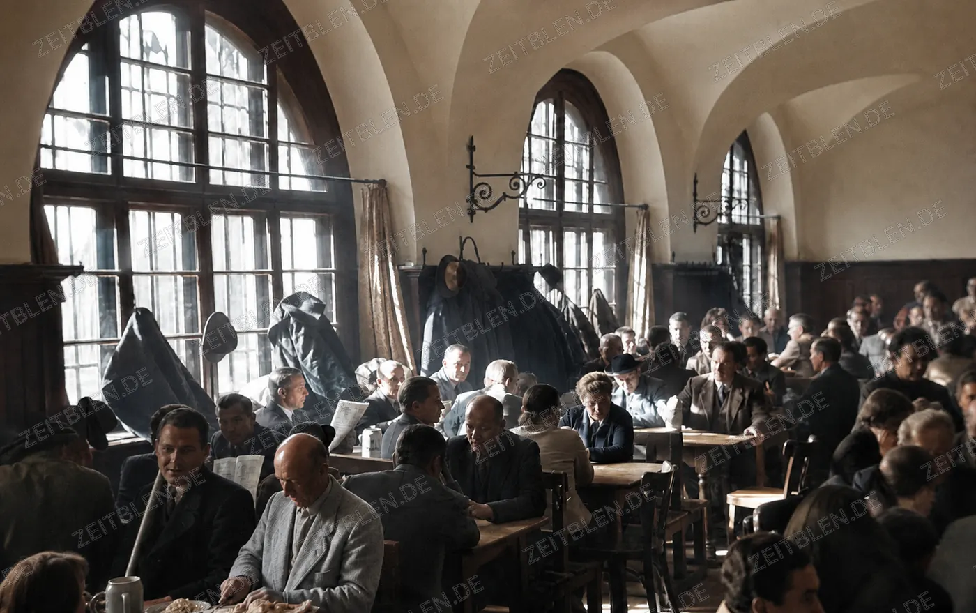 Weite Ansicht der Hofbräuhaus-Schwemme, 1956