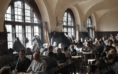Weite Ansicht der Hofbräuhaus-Schwemme, 1956