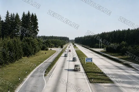 Ruhiger Verkehr auf der Autobahn München-Salzburg, 1955