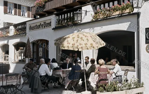 Terrasse am Gasthof Post in Oberbayern, 1955