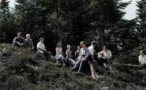 Rast im Wald während eines Oberbayern-Urlaubs, 1955