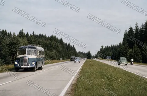 Autobahnverkehr mit Omnibus, 1955