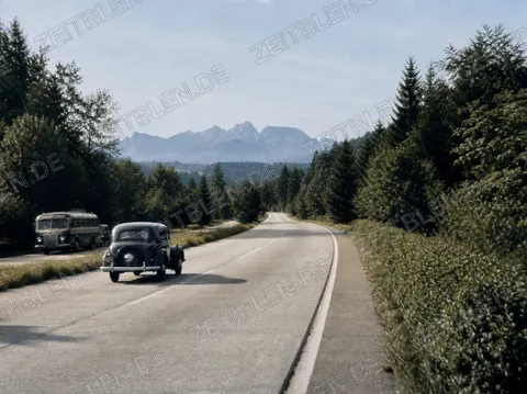Unterwegs Richtung Alpen auf der Autobahn, 1955