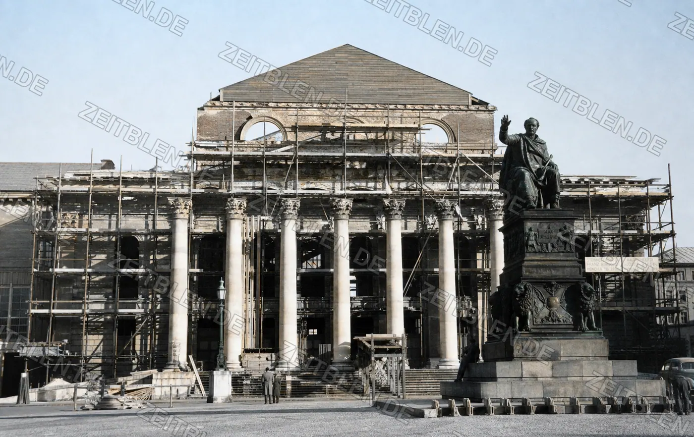Eingerüstetes Nationaltheater am Max-Joseph-Platz, 1955