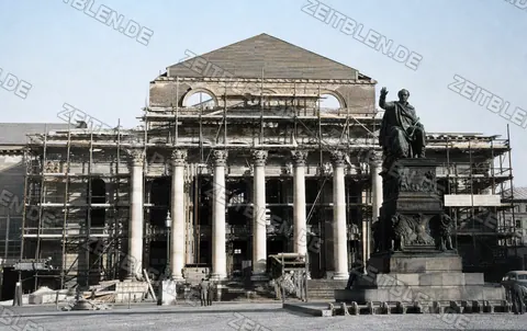 Eingerüstetes Nationaltheater am Max-Joseph-Platz, 1955