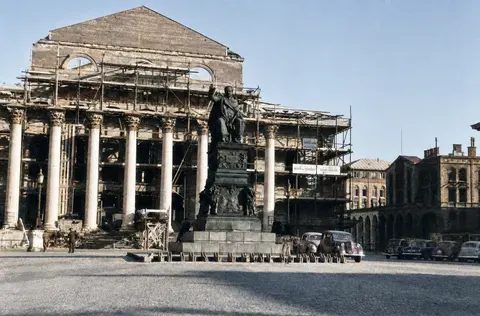 Max-Joseph-Platz mit eingerüstetem Nationaltheater, 1955