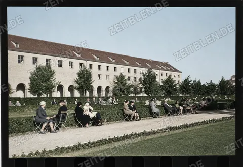 Besucher im Hofgarten der Münchner Residenz, 1955