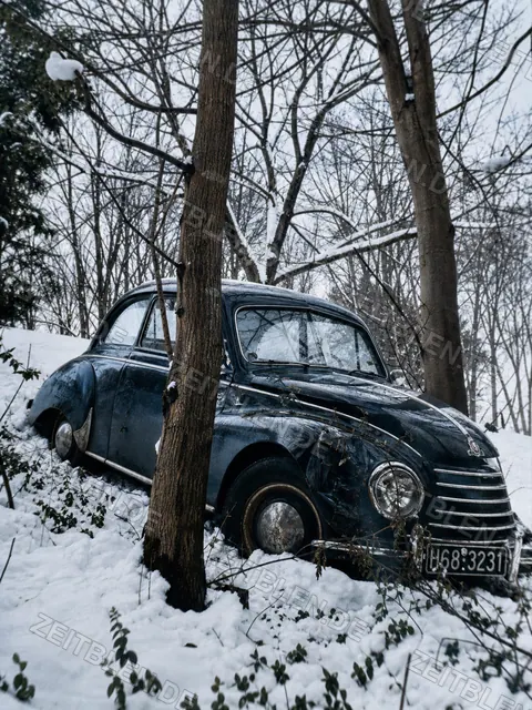 Unfallwagen im Schnee nach Glätteunfall, 1954