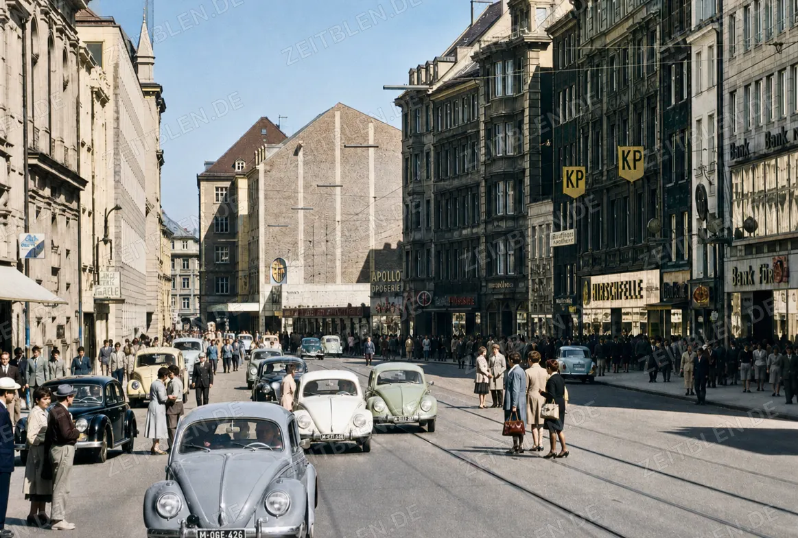 Kaufingerstraße mit Autoverkehr und Fußgängern, 1954