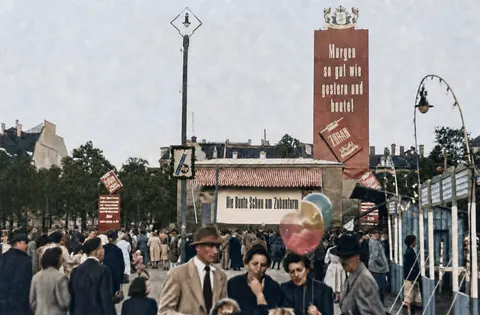 Oktoberfest-Besucher vor der Zuban-Werbung, 1953