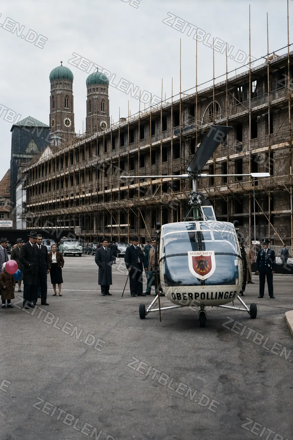 Oberpollinger-Hubschrauber vor eingerüsteter Innenstadtfassade, 1953