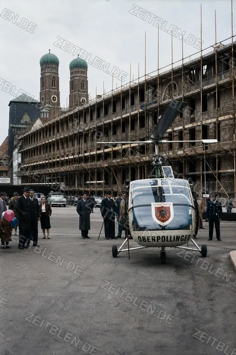 Oberpollinger-Hubschrauber vor eingerüsteter Innenstadtfassade, 1953