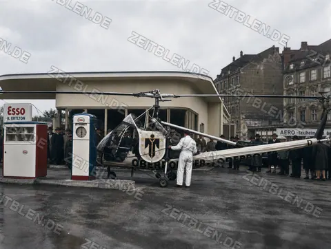 Oberpollinger-Hubschrauber an einer Esso-Tankstelle, 1953