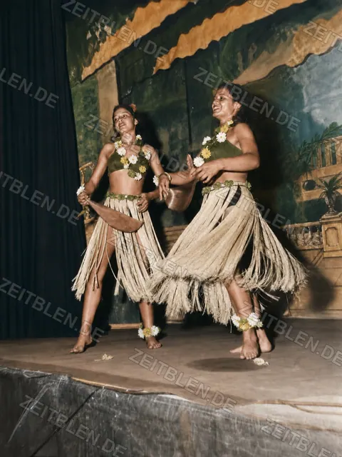 Südsee-inspirierte Bühnenshow auf dem Oktoberfest, 1953