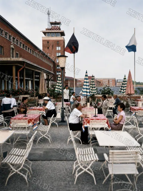 Terrassencafé am Flughafen München-Riem, 1953