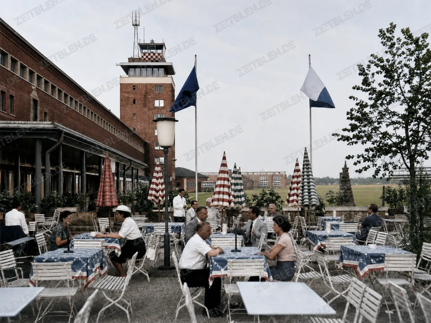 Terrassenbetrieb am Flughafen München-Riem, 1953