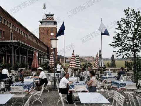 Terrassenbetrieb am Flughafen München-Riem, 1953