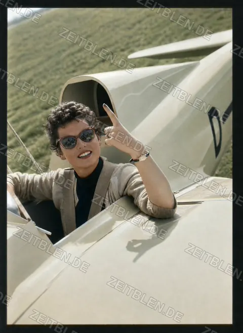 Porträt im Segelflugzeugcockpit, 1953