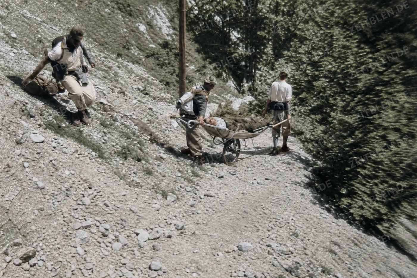 Bergwacht-Übung mit Rettungsgerät im Felsgelände, 1953