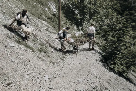 Bergwacht-Übung mit Rettungsgerät im Felsgelände, 1953