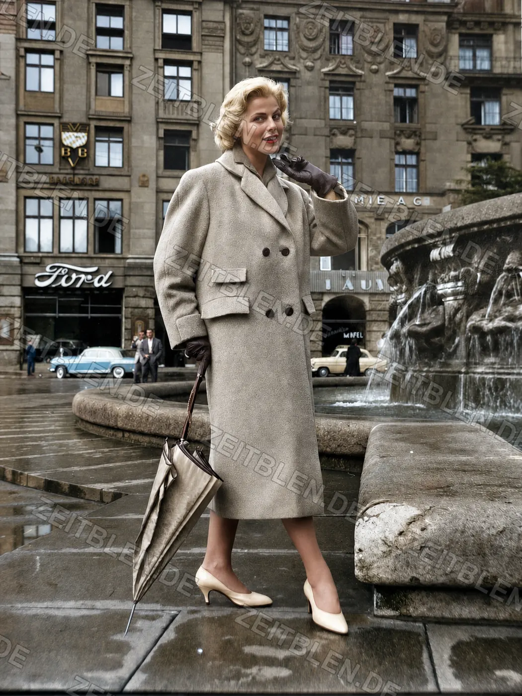 Modeaufnahme mit Mantel und Schirm am Stadtbrunnen, 1953