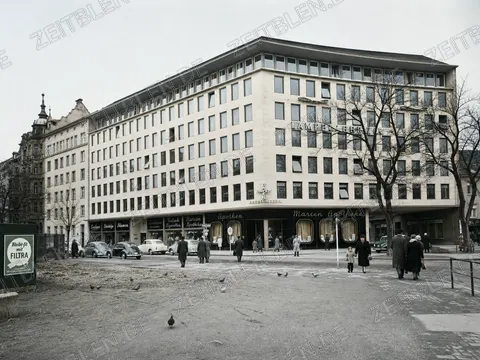 Außenansicht an der Nussbaumstraße mit Marien-Apotheke, 1953