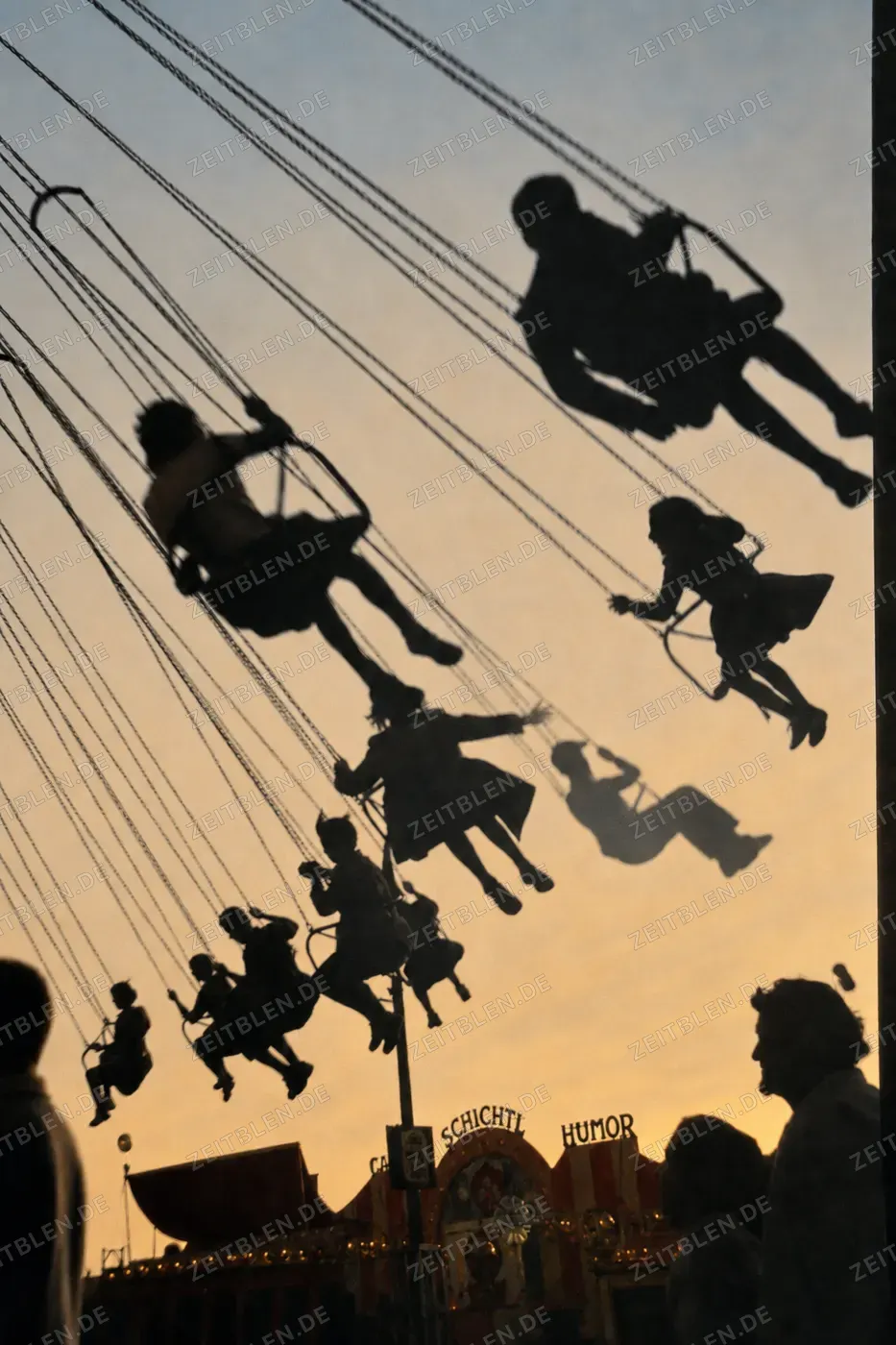Schatten eines Kettenkarussells auf dem Oktoberfest, 1952