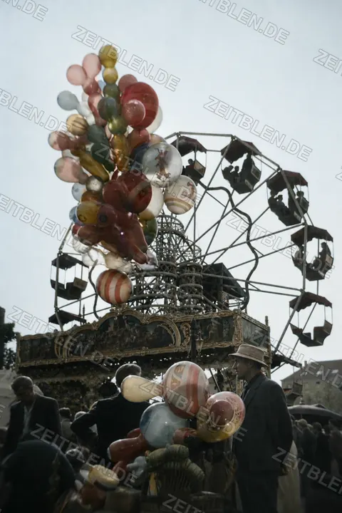 Ballonverkäufer und kleines Riesenrad auf dem Oktoberfest, 1952
