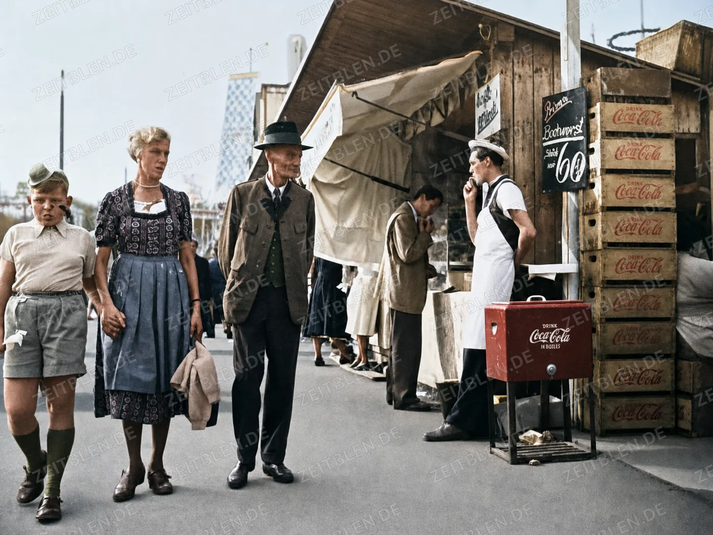 Getränkestand auf dem Oktoberfest mit Coca-Cola-Kisten, 1952