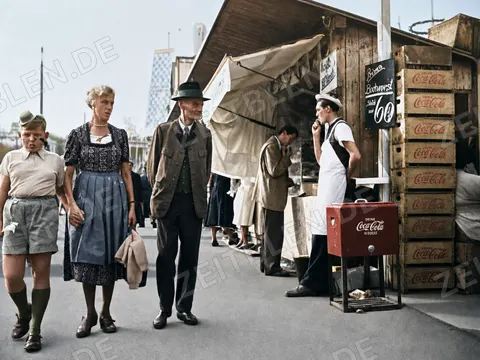 Getränkestand auf dem Oktoberfest mit Coca-Cola-Kisten, 1952