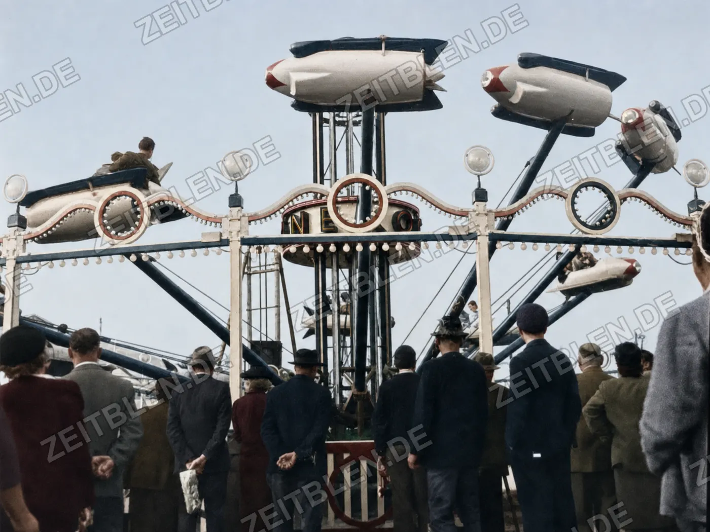 Detail des Raketenflug-Fahrgeschäfts auf dem Oktoberfest, 1952