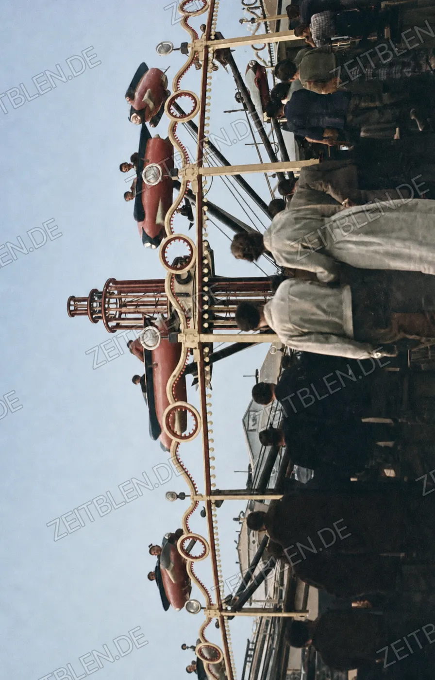 Zentrale des Raketenflug-Fahrgeschäfts auf dem Oktoberfest, 1952
